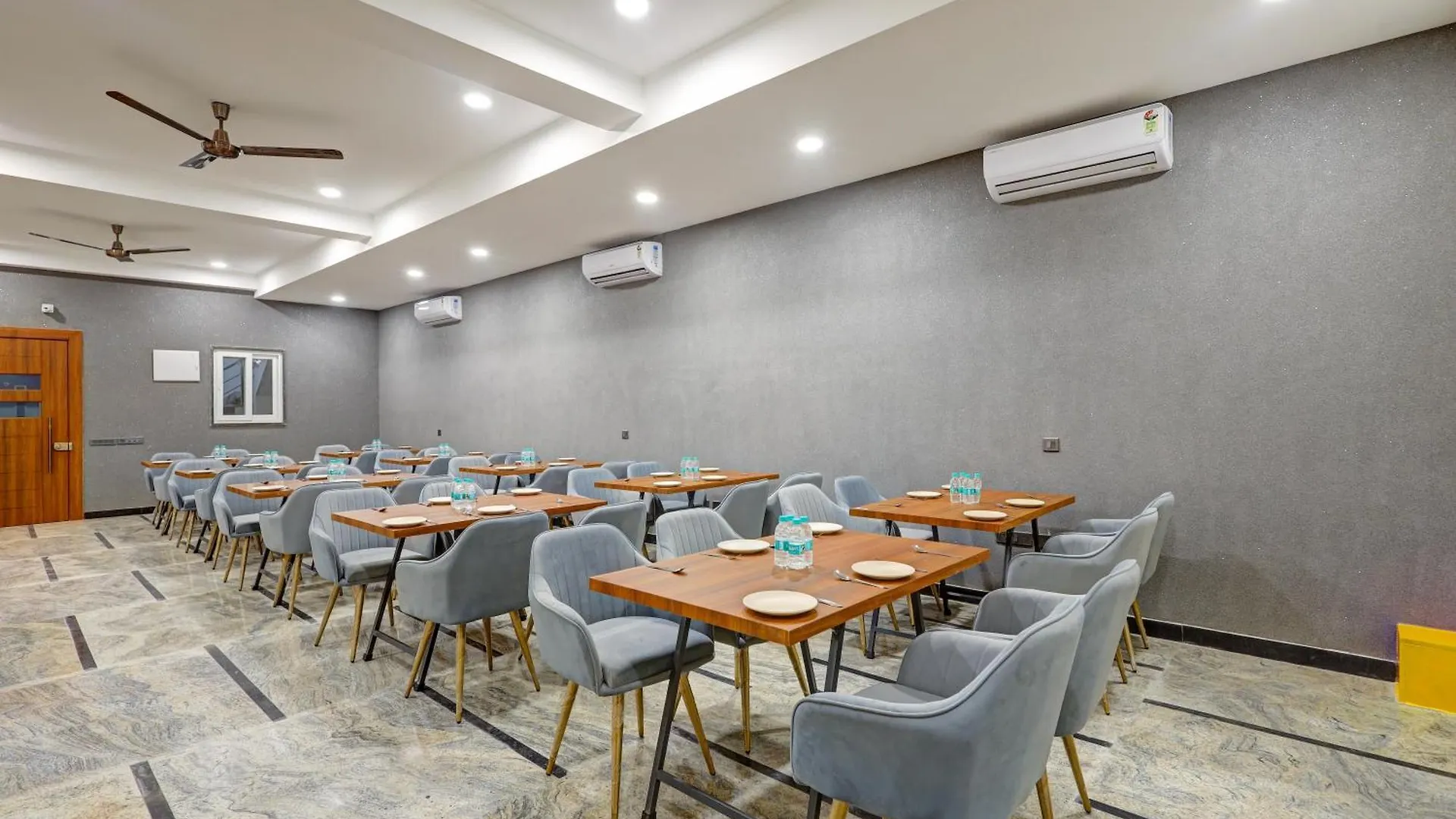Limewood Stay Premium Studios - Near Sector 29 Гургаон Отель