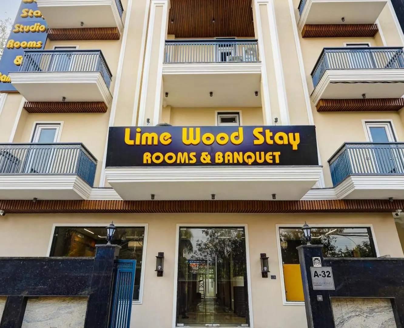 Limewood Stay Premium Studios - Near Sector 29 Гургаон