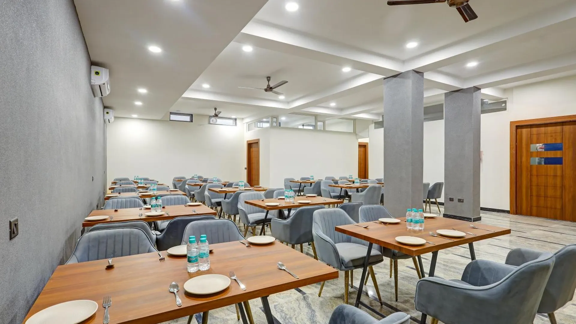 Limewood Stay Premium Studios - Near Sector 29 Гургаон Отель