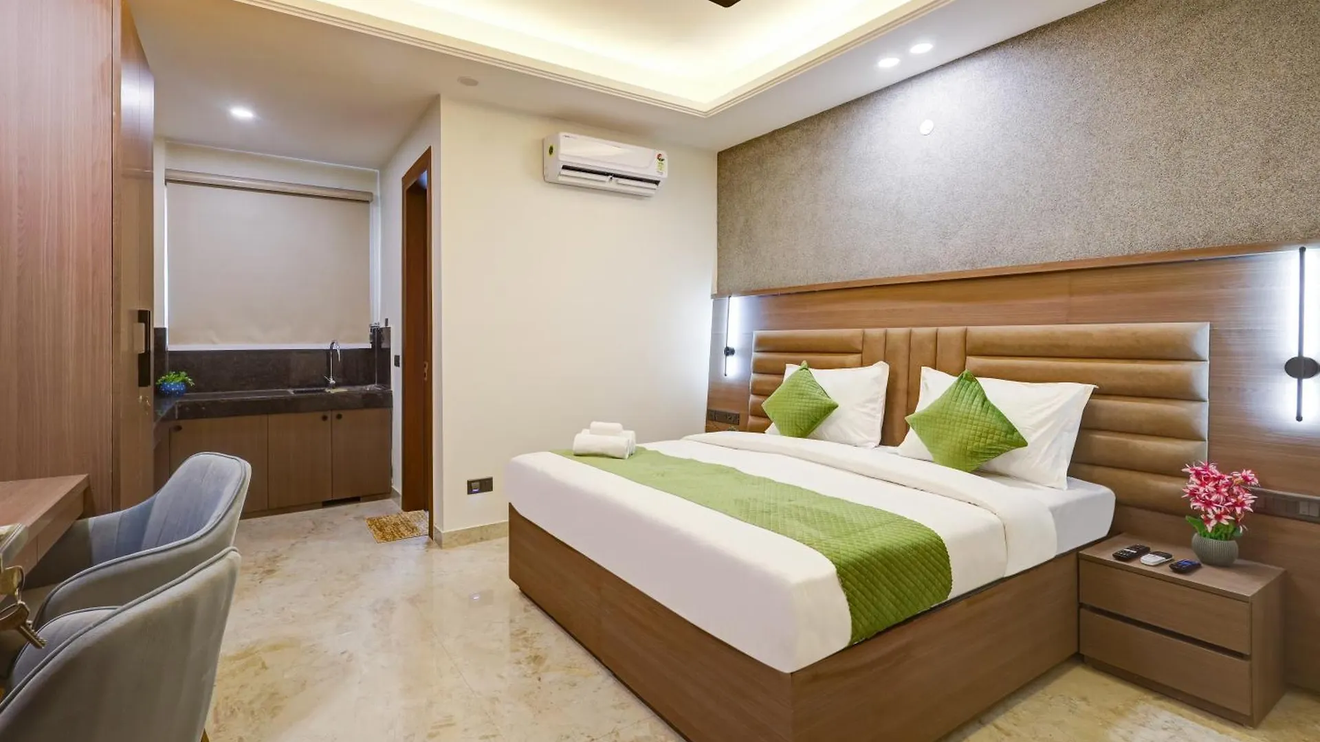 Limewood Stay Premium Studios - Near Sector 29 Гургаон