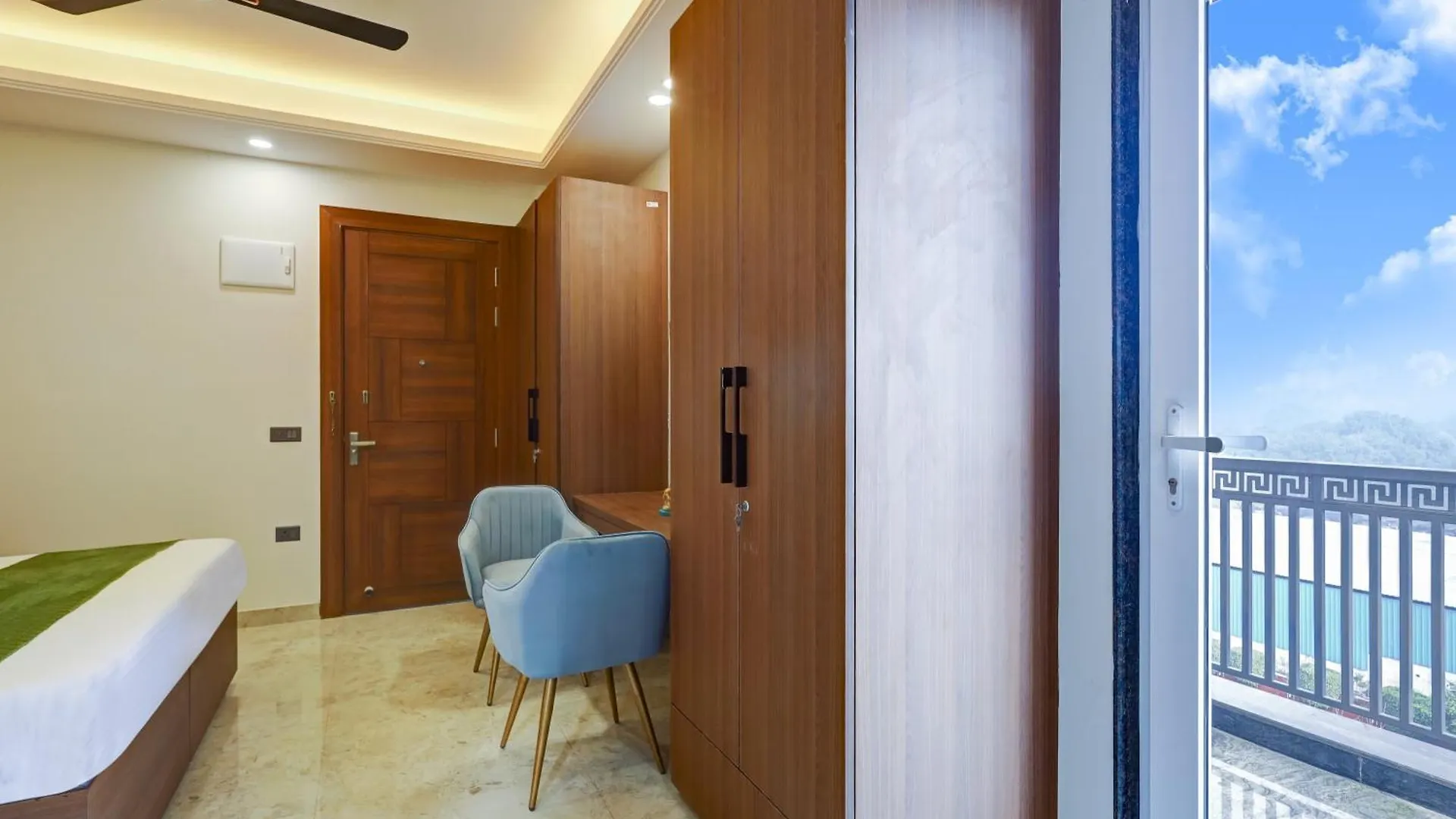 Limewood Stay Premium Studios - Near Sector 29 Гургаон