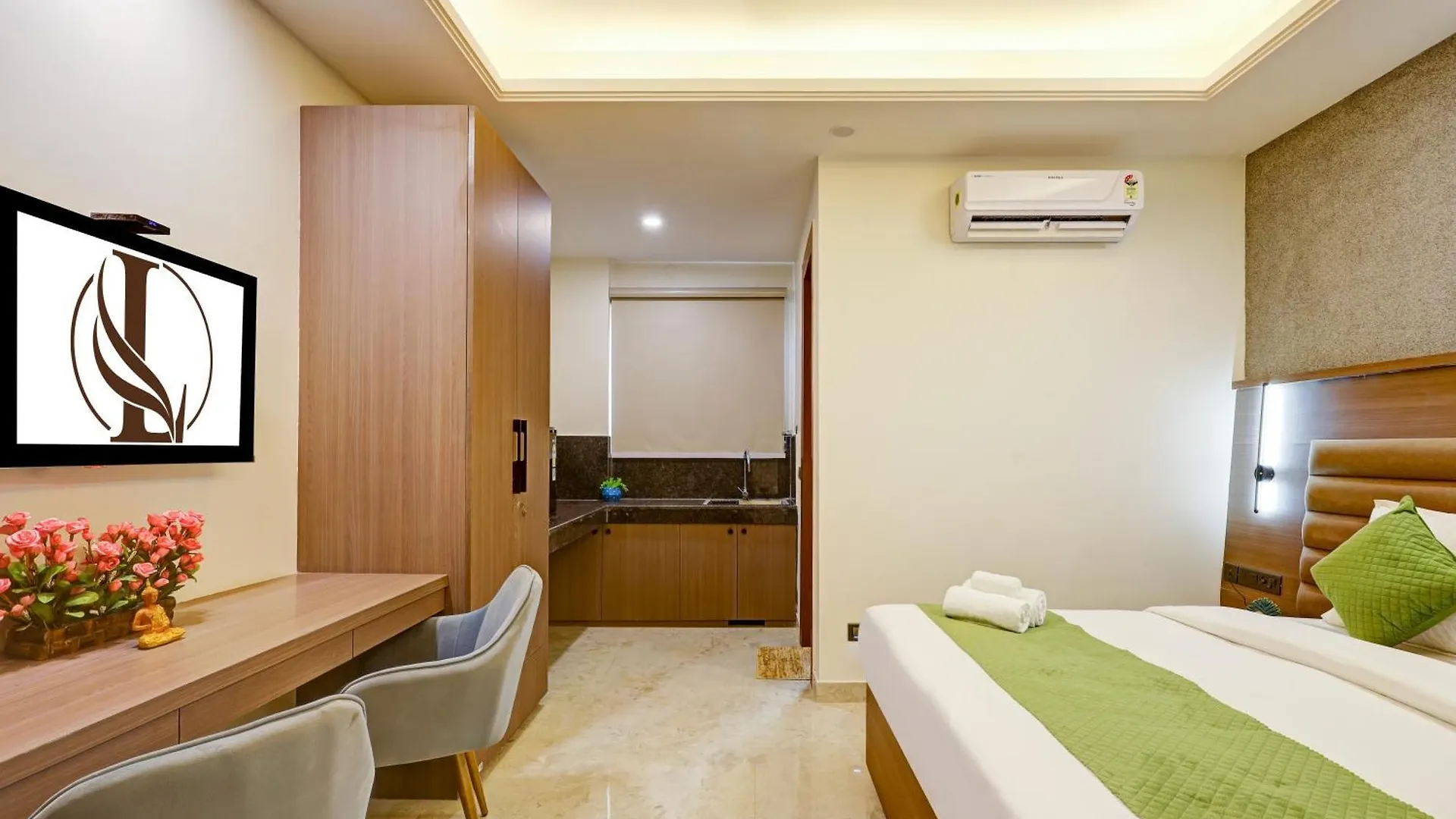 Отель Limewood Stay Premium Studios - Near Sector 29 Гургаон